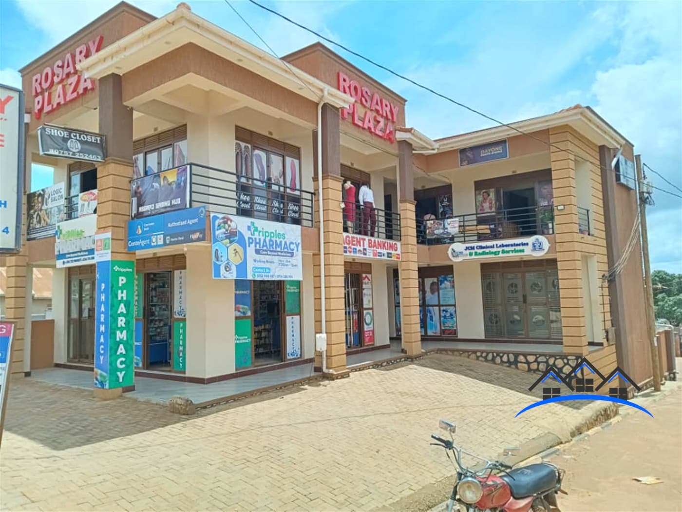 A commercial plaza with shops and businesses managed on Landlod